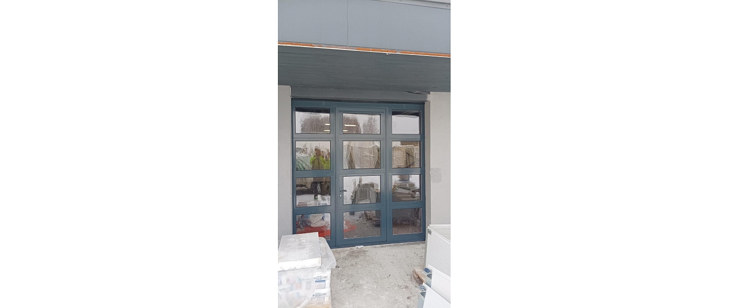 Lift gates with panoramic section