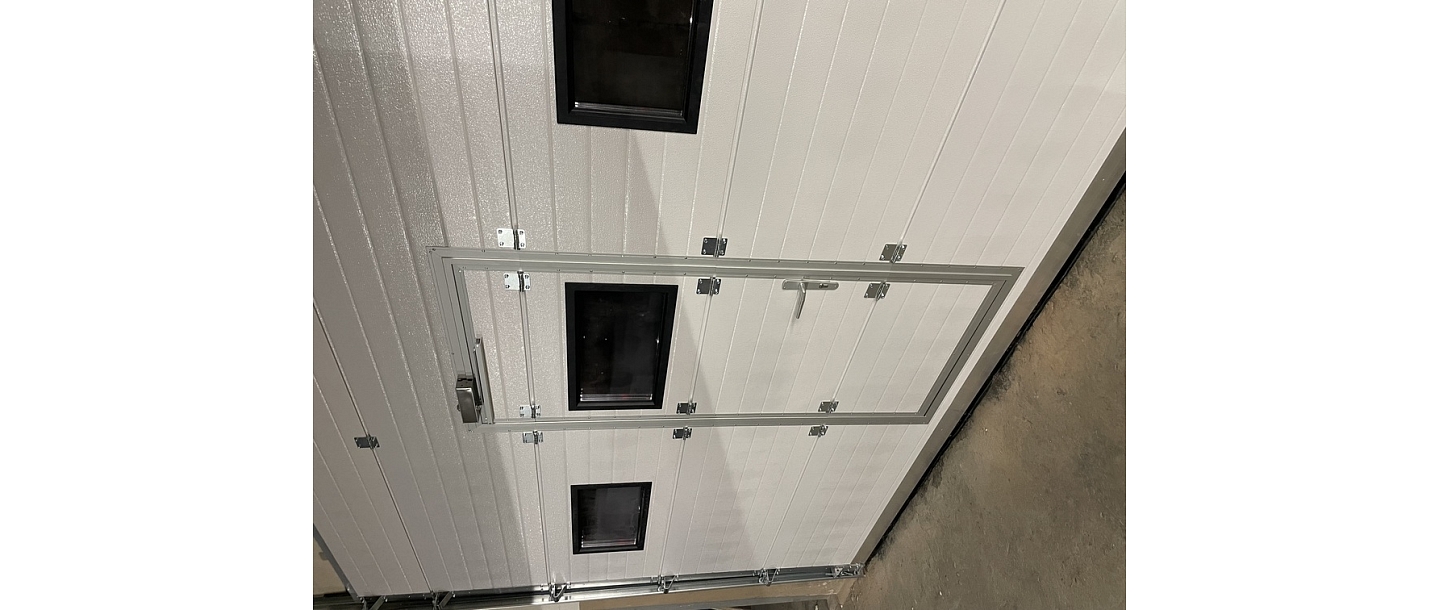 Подъемные ворота с дверью для персонала