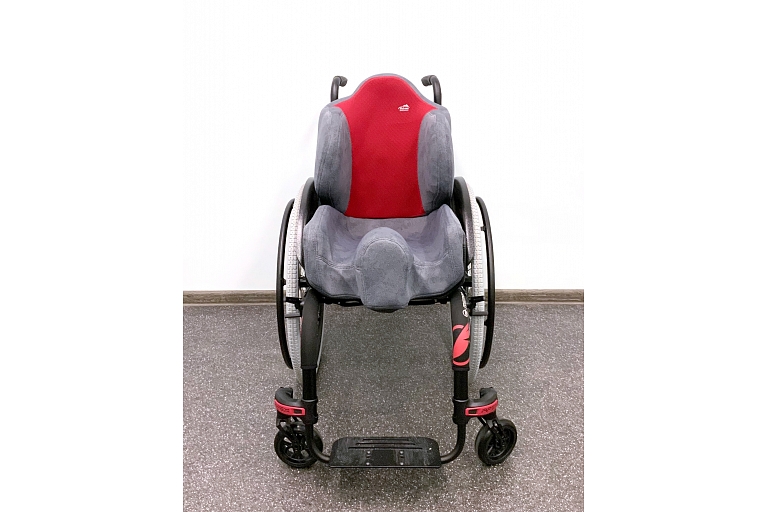 Bimanual red from the front