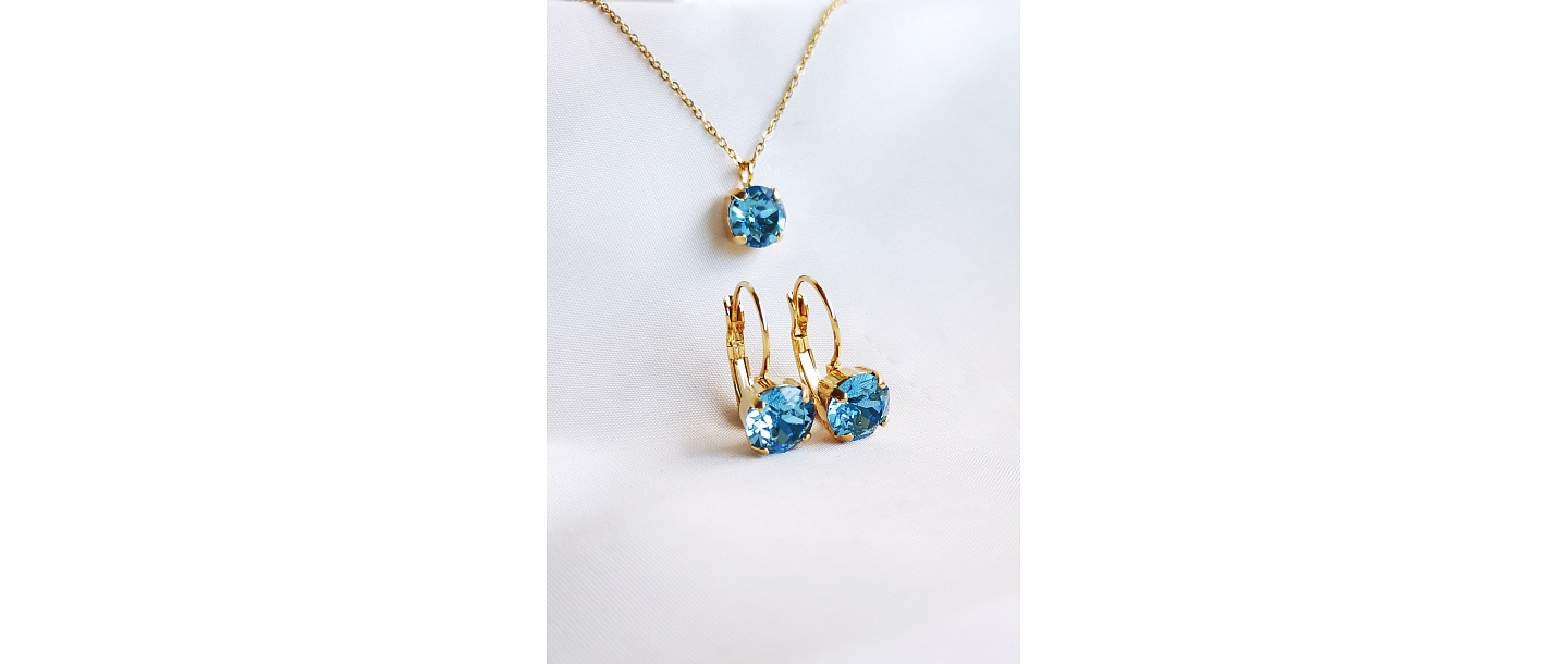 Gold-plated jewelry set.