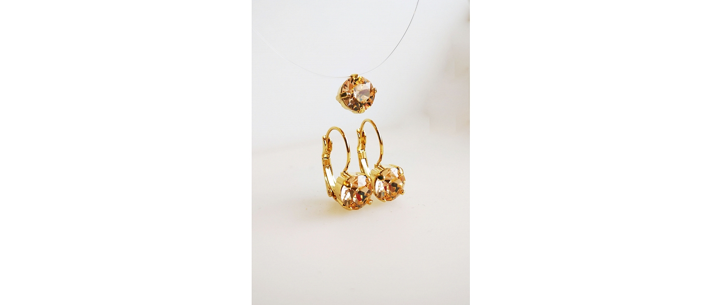 Earring necklace set.