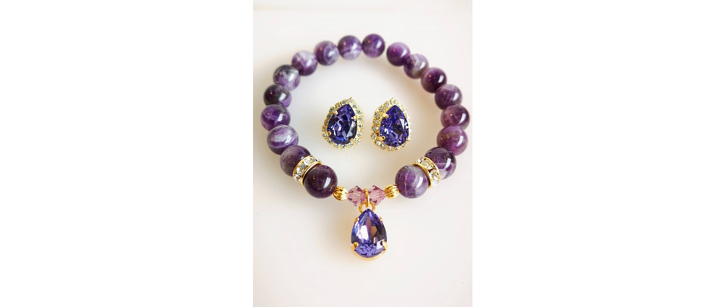 Luxurious jewelry set.