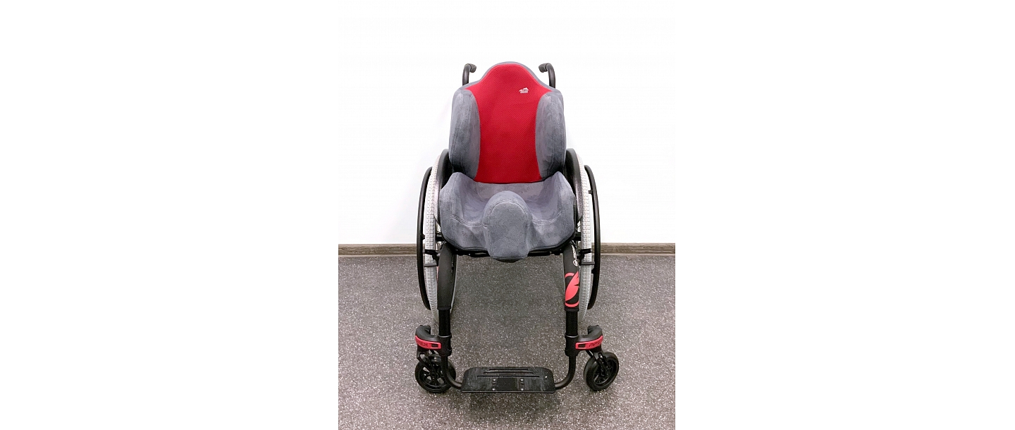 Bimanual red from the front