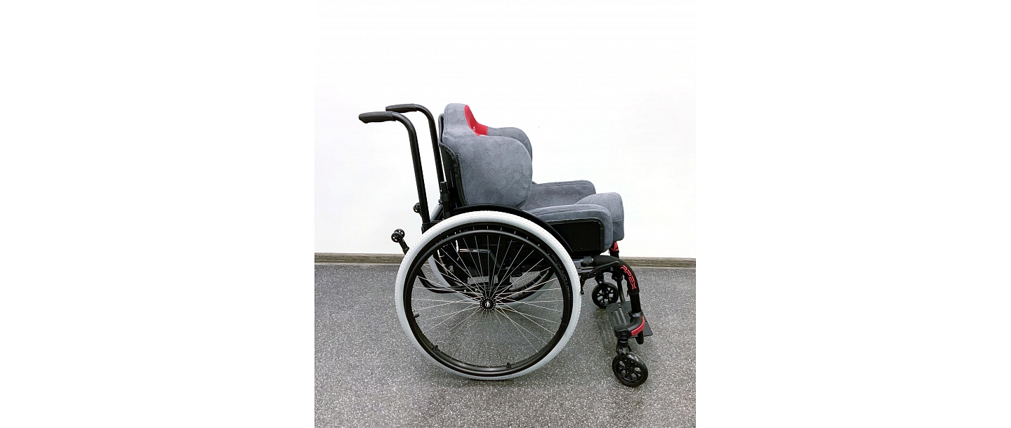 Bimanual red from the side