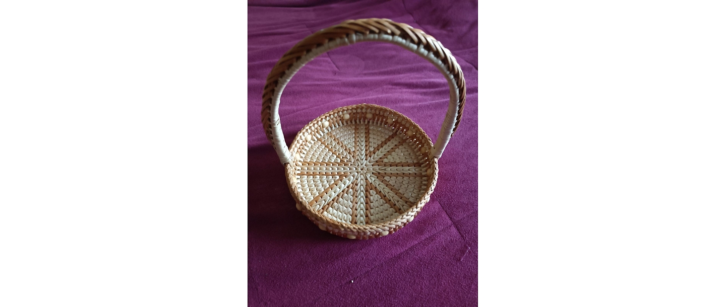Плетеная корзина с ручкой