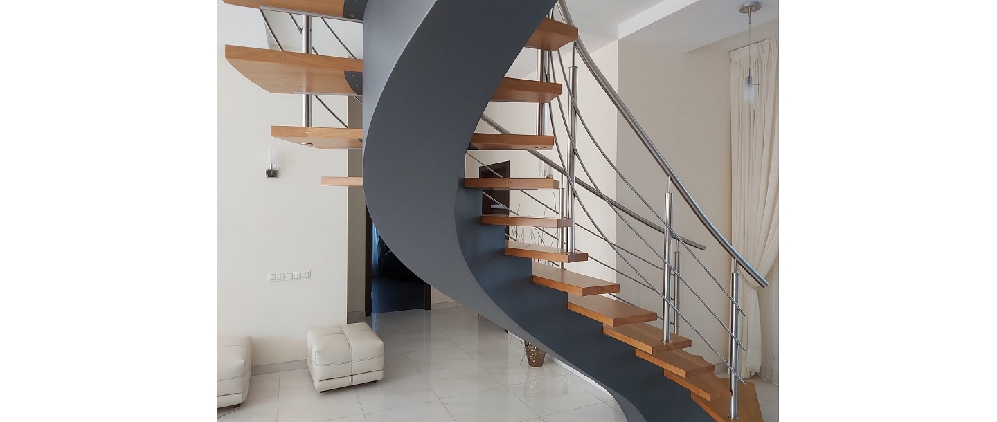 Metāla kāpnes no kvadrātcaurulēm ar pulverkrāsojumu