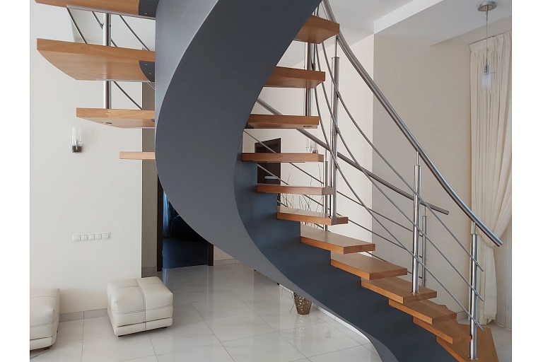 Metāla kāpnes no kvadrātcaurulēm ar pulverkrāsojumu