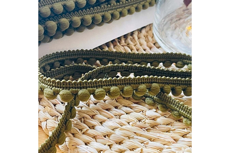 Лента с помпонами цвета хаки