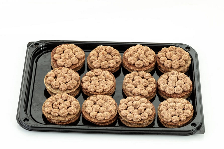 Marzipan cupcakes with peanut butter cream