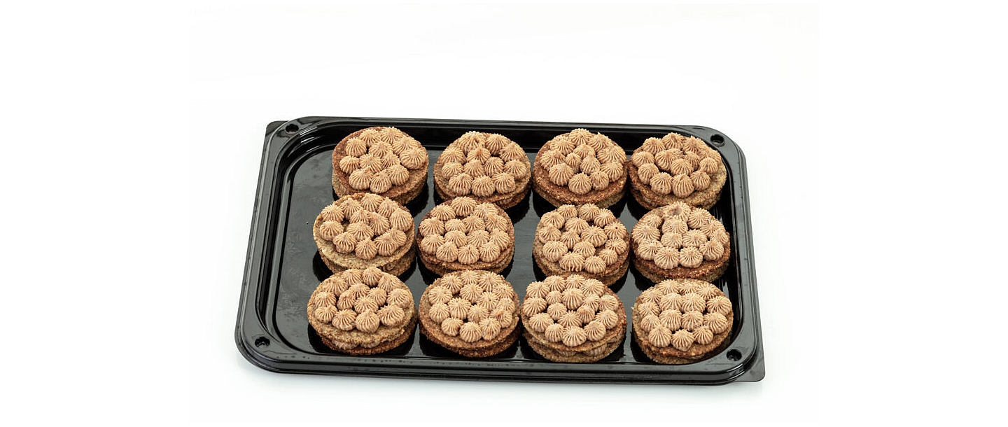 Marzipan cupcakes with peanut butter cream