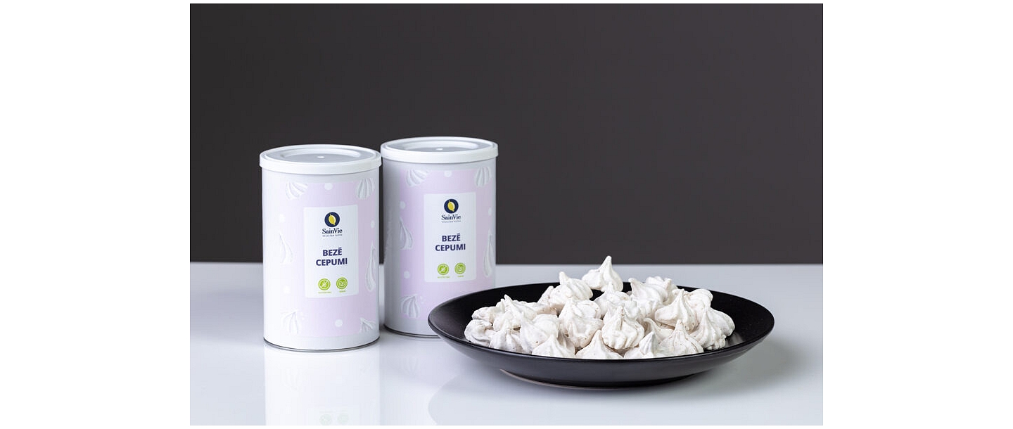 Vegan meringue cookies with rhubarb flavor