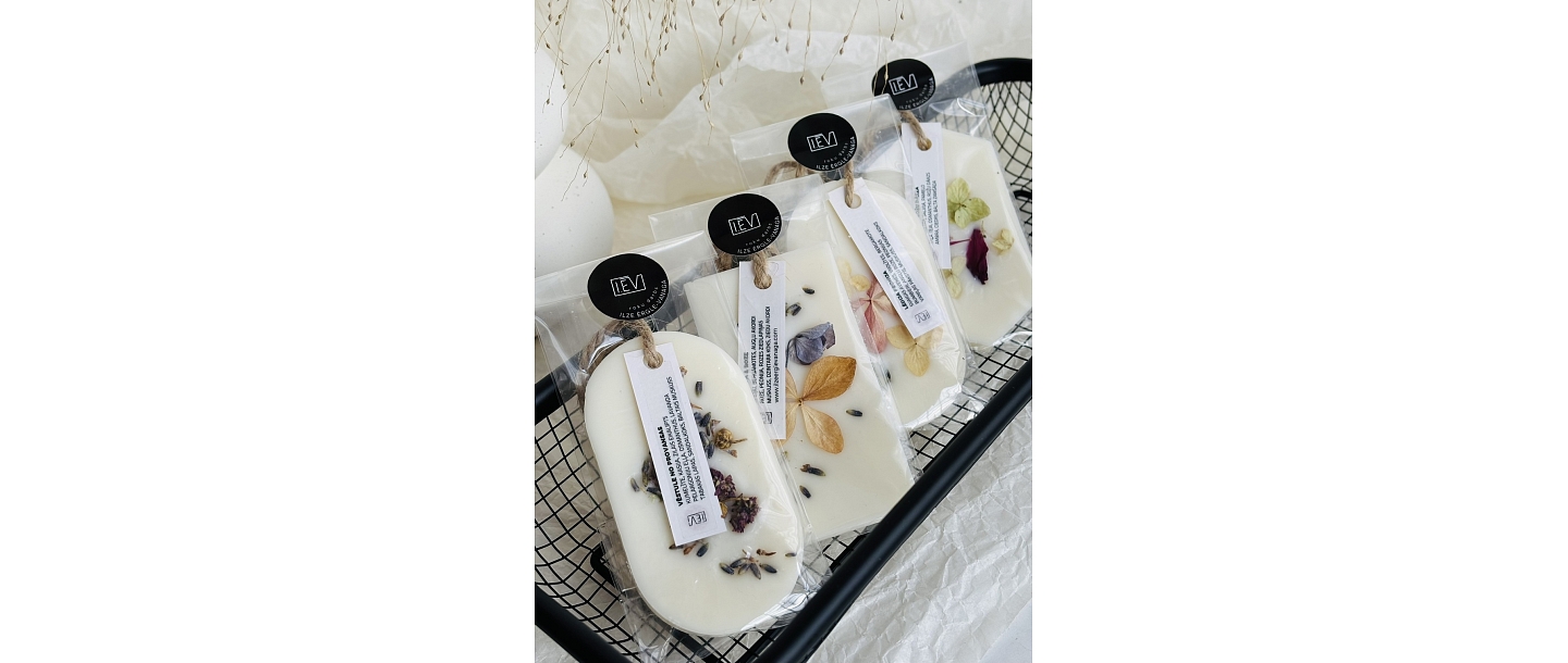 Dry perfume for the closet