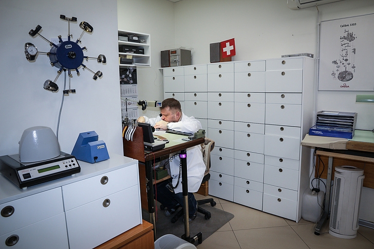 "Geneva", watch service-repair center