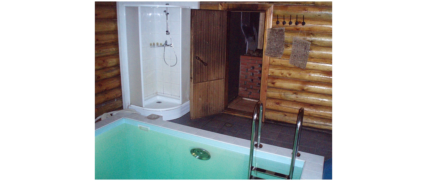 Warm water pool with hydromassage