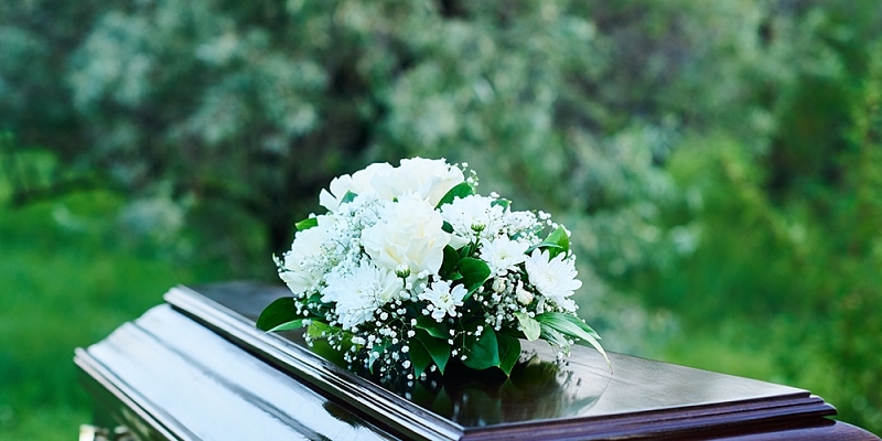 Kā padarīt bēres par īpašu un personisku atvadu ceremoniju