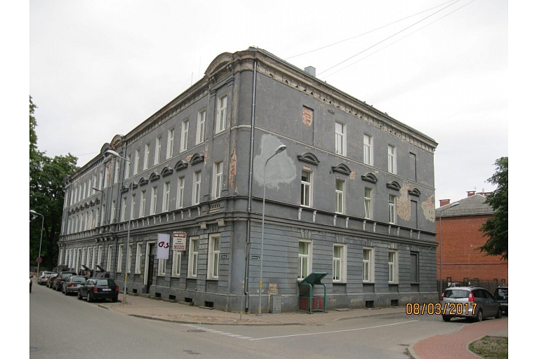 Atjaunota ēkas fasāde