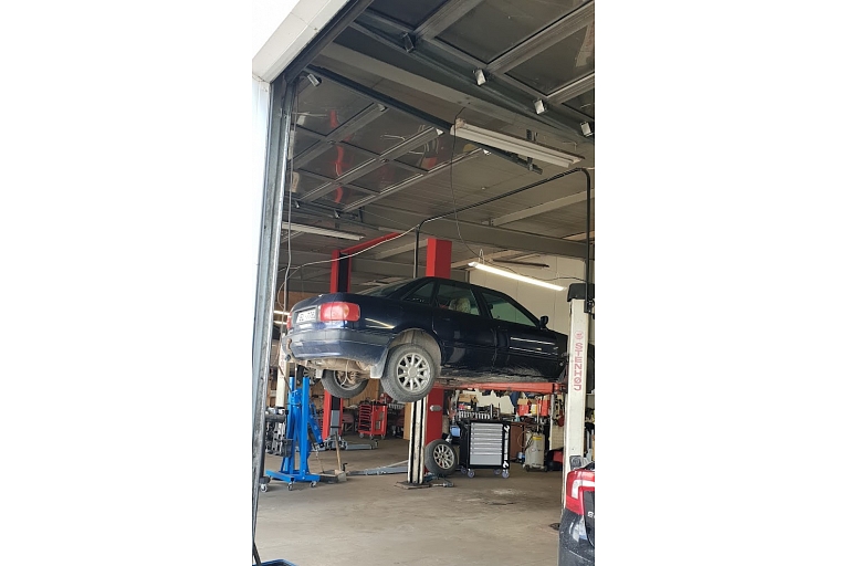 SKA Auto Latvia - машина на подъемнике