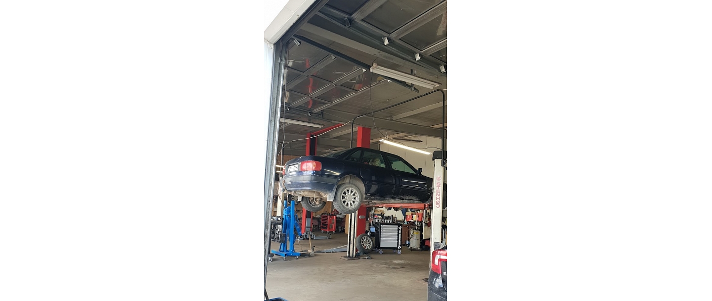 SKA Auto Latvia - машина на подъемнике