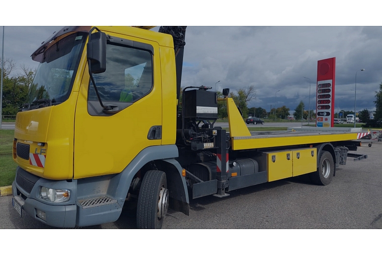 magās klases evakuators, gatavs palīdzēt transportēšanas atbalstam uz autostrādēm vai attālākām vietām