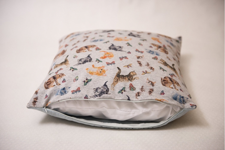 Decorative pillow with a cat pattern – a cozy accent for the interior