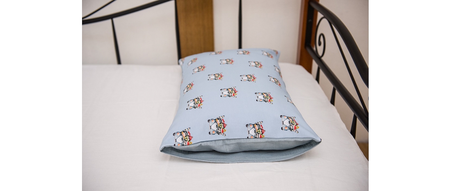 Spilvendrāna 40x60 Ziemassvētku pingvīnauto