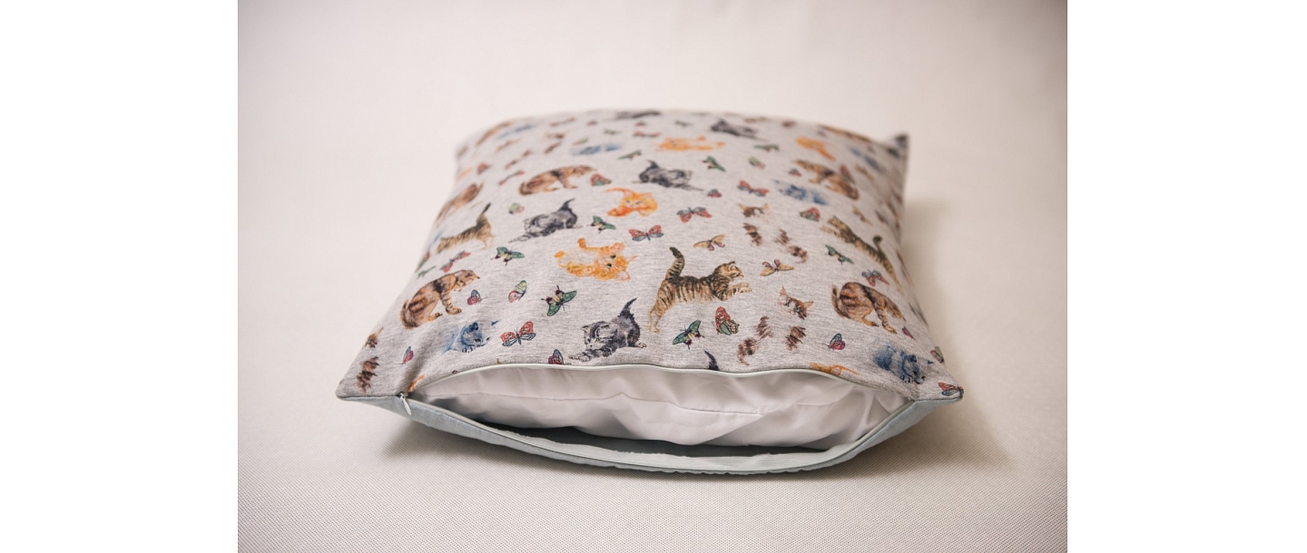 Decorative pillow with a cat pattern – a cozy accent for the interior