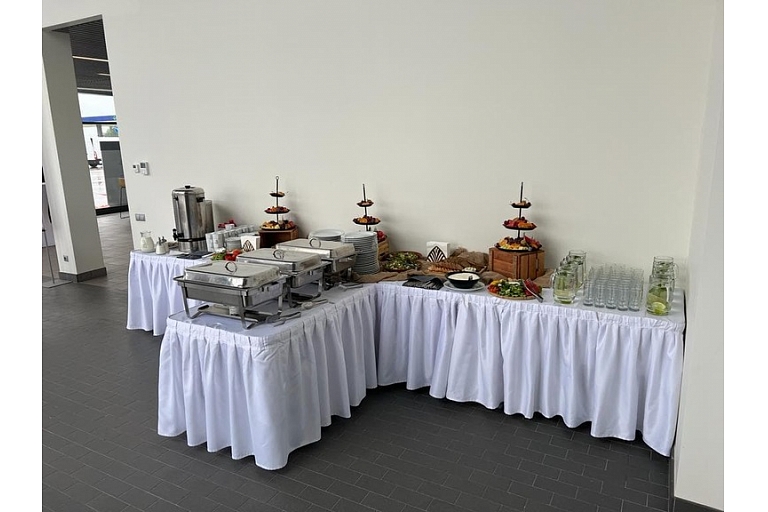 Banquet laying