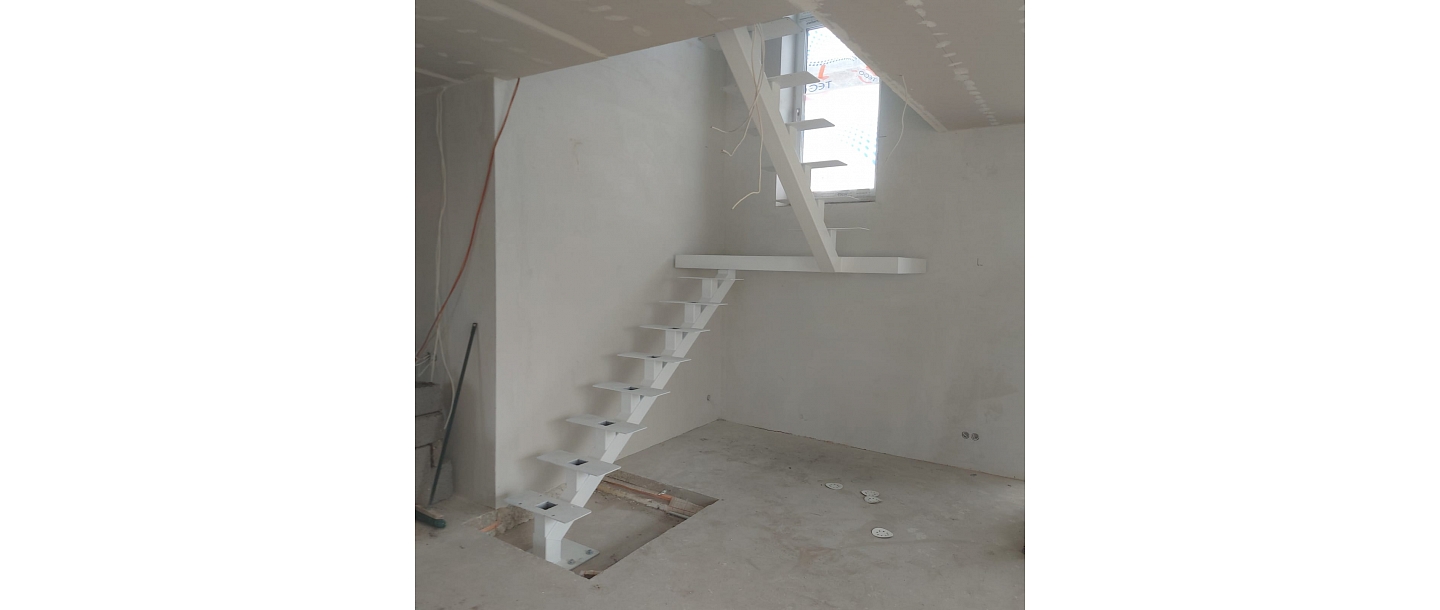 Straight metal stairs made of square tubes with powder coating
