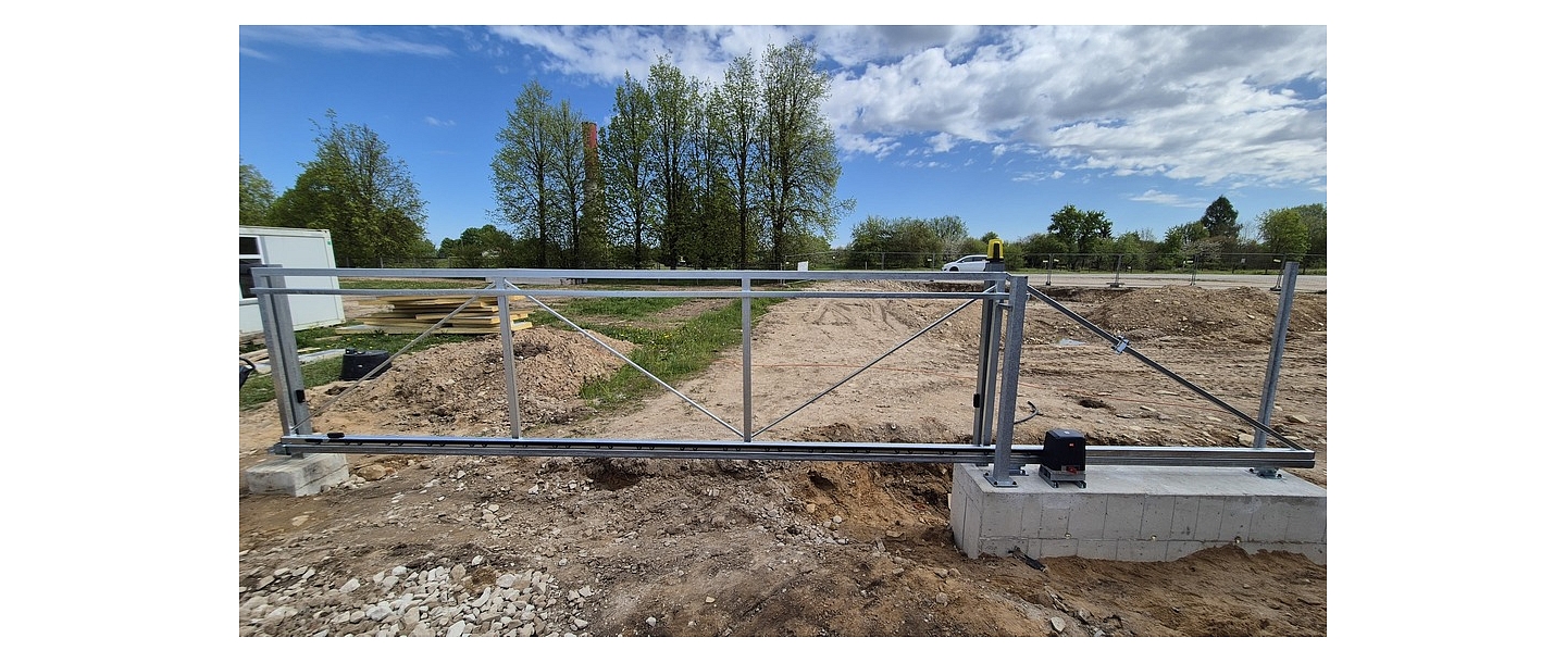 Area sliding gates