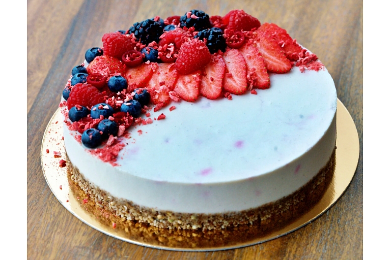 Торт с тремя ягодами