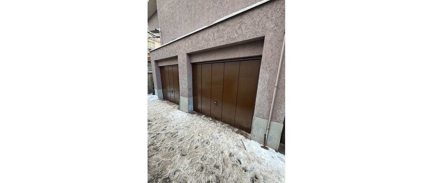 Single-leaf lifting gate