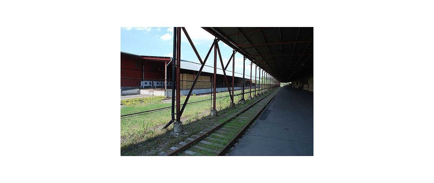 Plašas noliktavas ar dzelzceļa pievadu