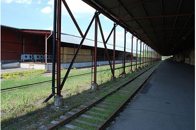 Plašas noliktavas ar dzelzceļa pievadu
