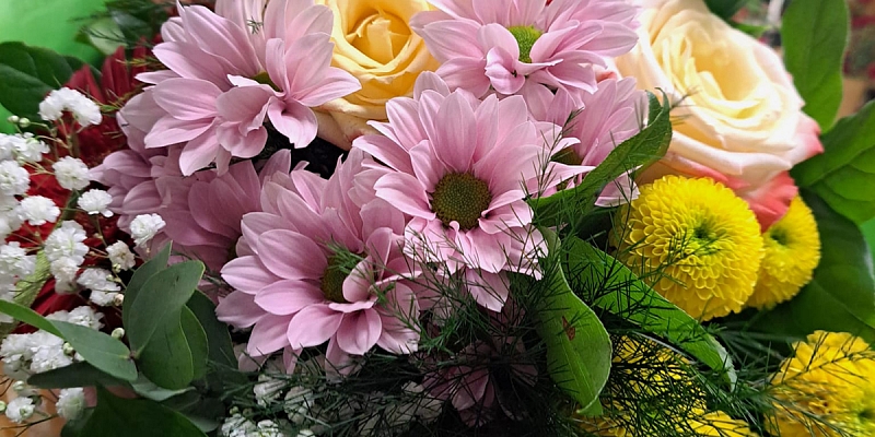 Flower arrangements for the holidays