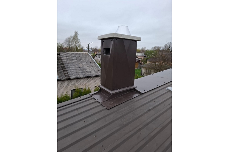 Chimney cladding made of painted tin