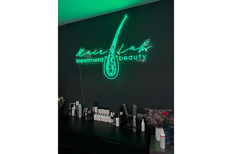 HairLab stilīgais neona zīme.