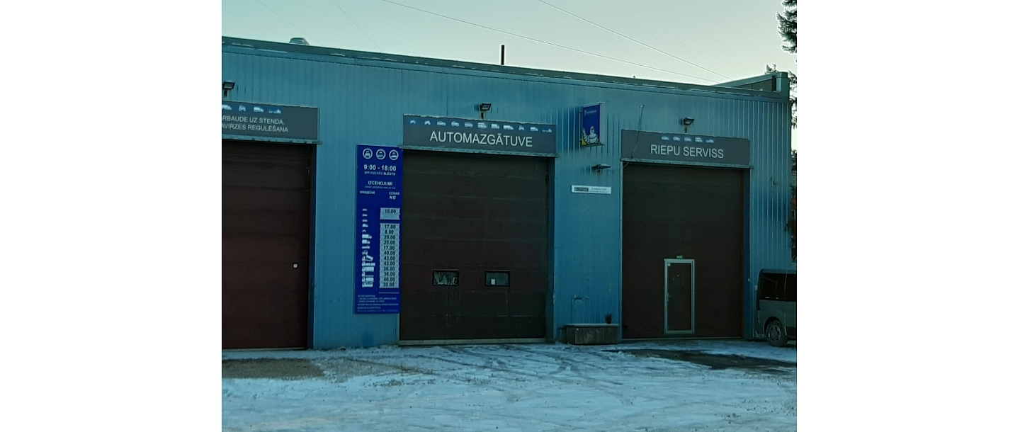 Vieglo auto salona tīrīšana