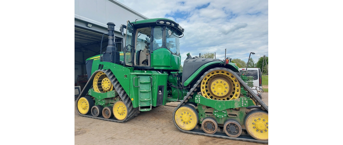 Lauksaimniecības Traktori ar gumijas ķēdēm