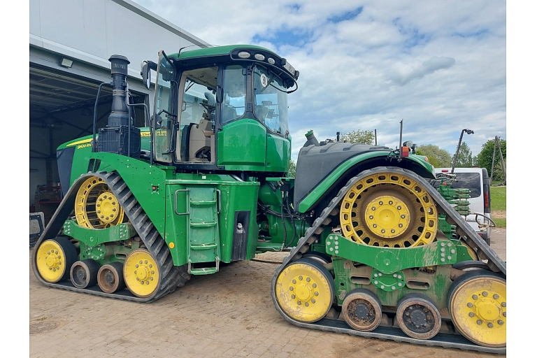 Lauksaimniecības Traktori ar gumijas ķēdēm