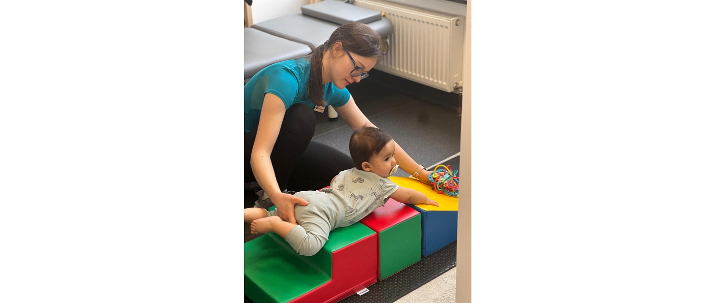 Working with patients of all age groups, for children from 3 months to 18 years, for adults, for seniors. Also works with women during pregnancy and postpartum.