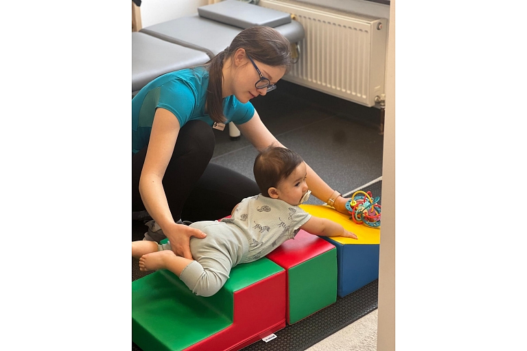 Working with patients of all age groups, for children from 3 months to 18 years, for adults, for seniors. Also works with women during pregnancy and postpartum.