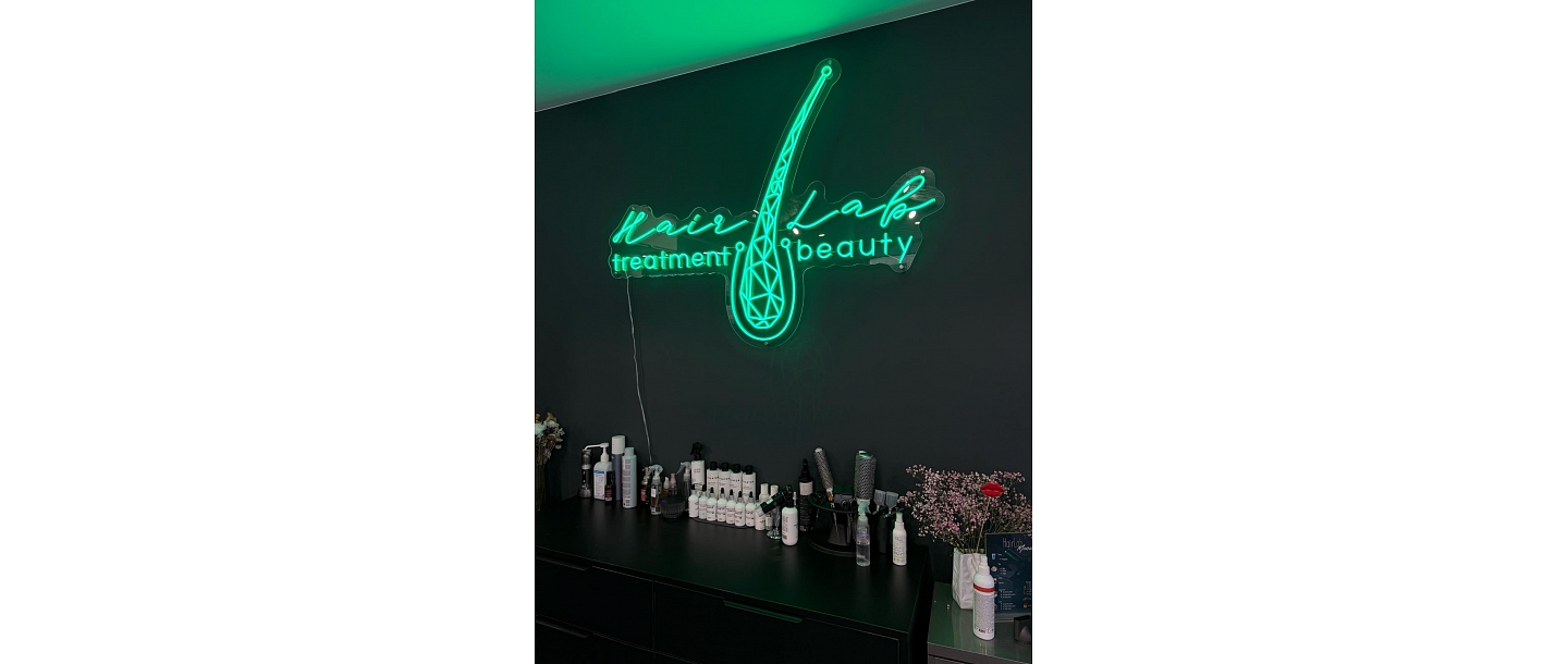 Стильная неоновая вывеска HairLab.