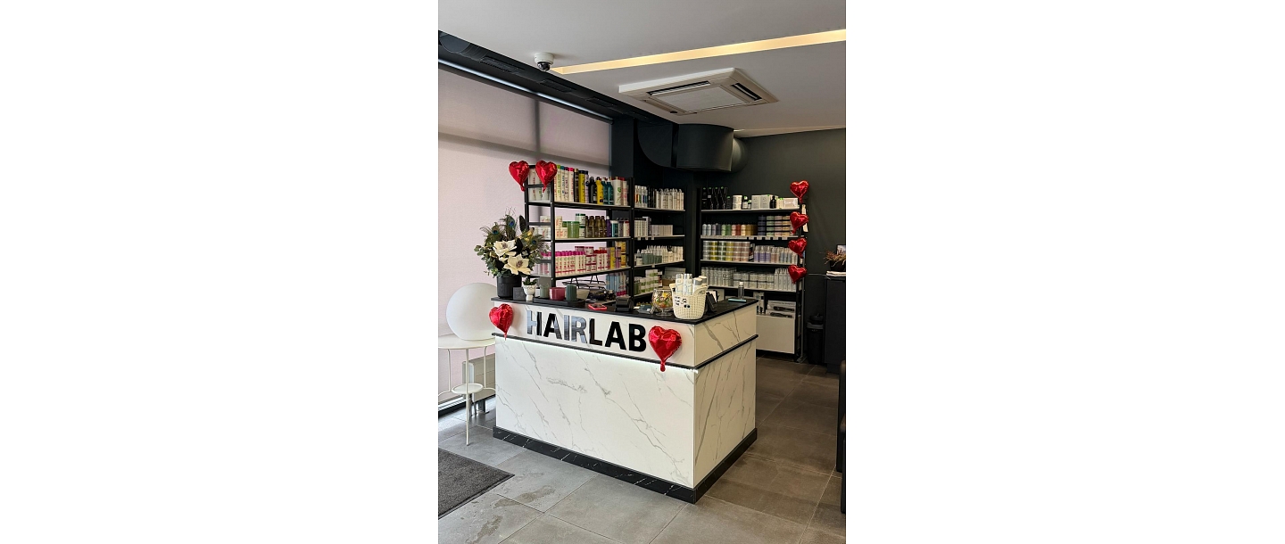 Привлекательная и современная зона ресепшена.