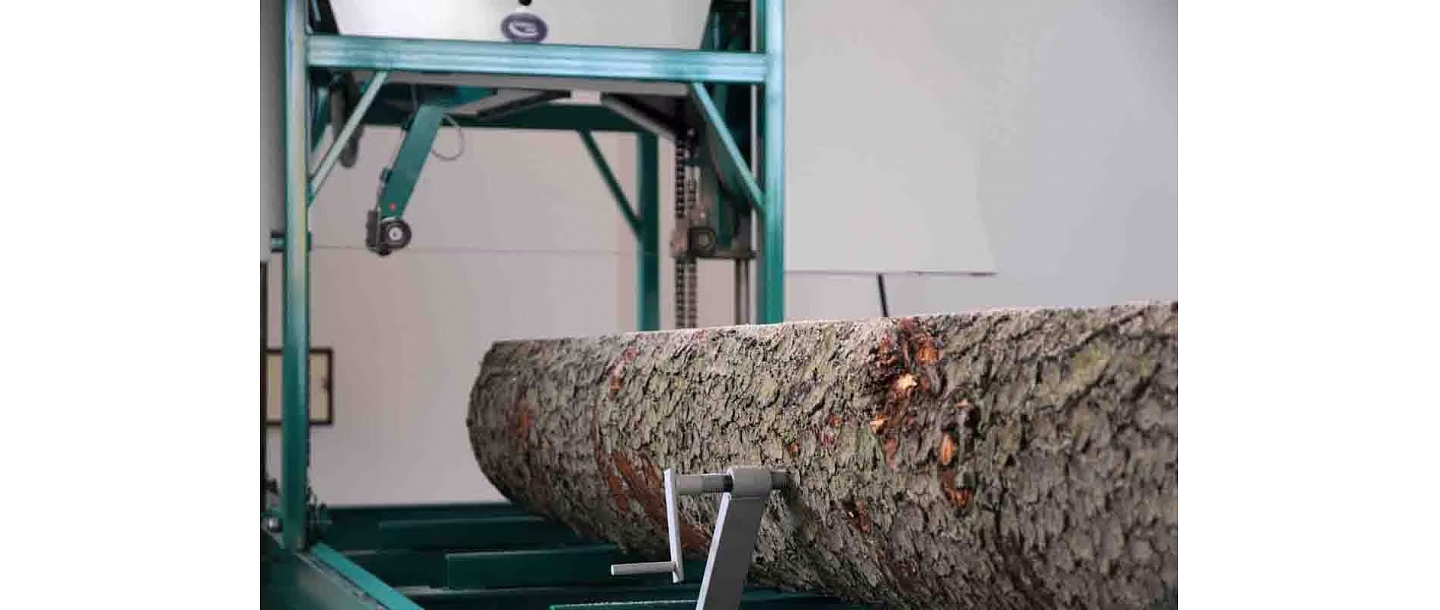 Precise wood processing with a professional band saw