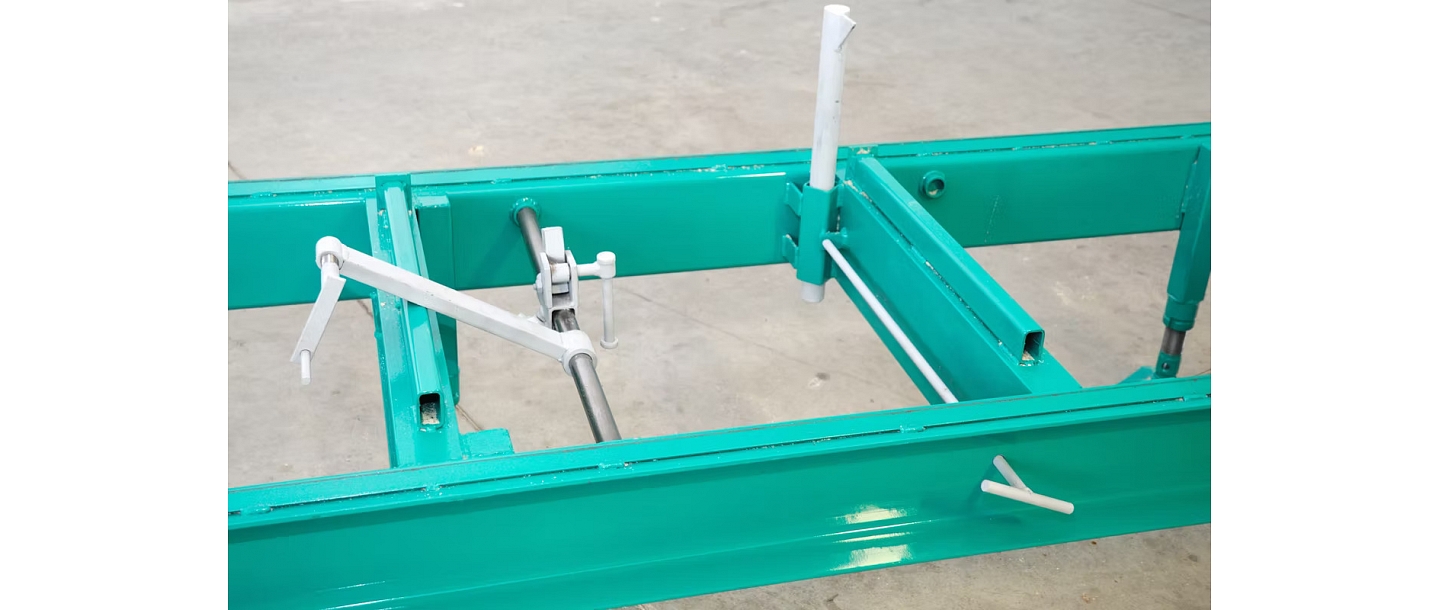 Stable log clamping system for the sawing process