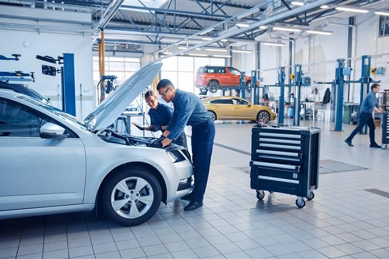 Foto: Auto diagnostika; autors: https://www.shutterstock.com/g/gorodenkoff
