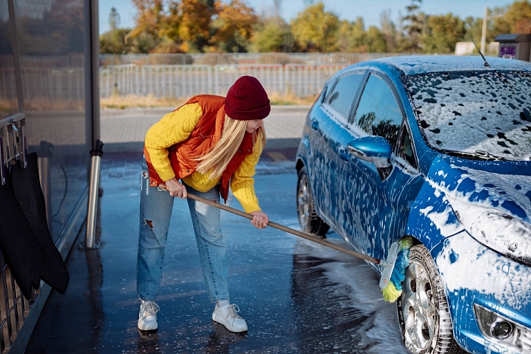 Foto: Auto mazgāšana; autors: https://www.shutterstock.com/g/Malysh_ph
